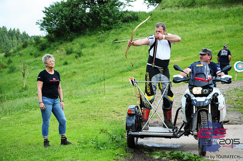 Bogenschießen vom Motorrad